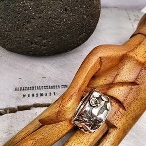 anello lava sagrada con zircone