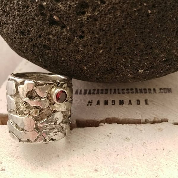 anello lava sagrada con granato